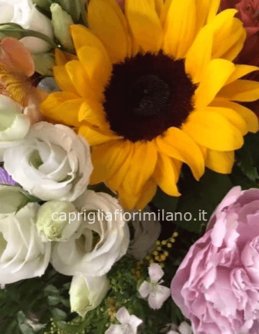 Mazzo  alto classico con fiori di stagione